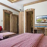 Wellness Strachan Отель